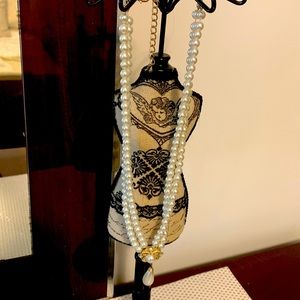 Elegant beads necklace.